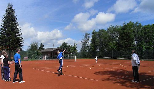 Tennis üben oder lernen am Platz in Mitterfirmiansreut.